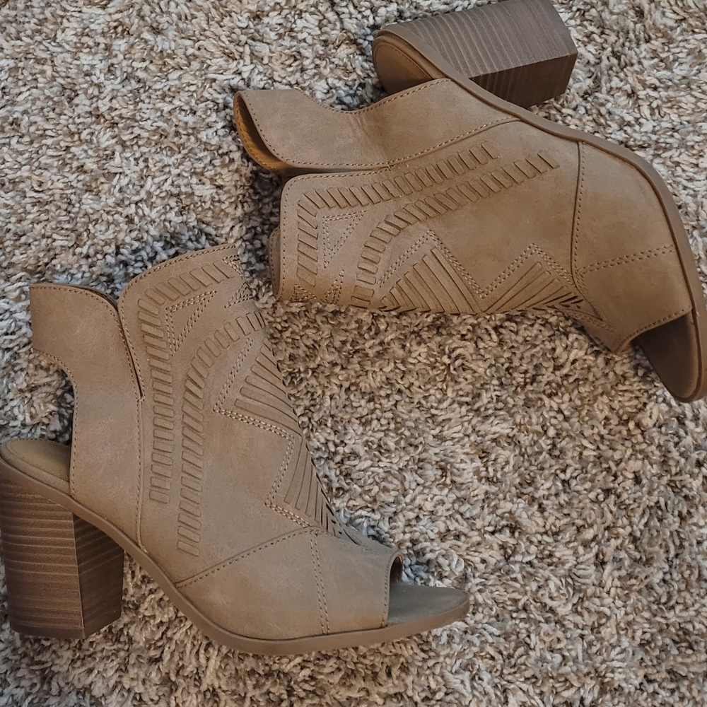 Beige heals 7.5